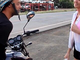 Ehi, beccata tettona voyeur sborrata in auto