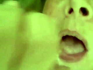 老婆给业余者湿漉漉的口交？