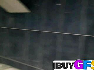 Γεια, 18+ κοπελίτσα τρίβει το μουνί της στο ντους, τόσο καλό, δεν μπορώ να σταματήσω να βλέπω τα φυσικά της βυζιά από κοντά!