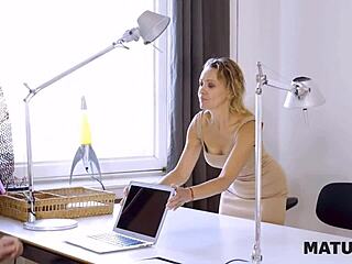 Mature4K Мужчина исполняет глубокие желания зрелой женщины в соблазнительной постельной сцене