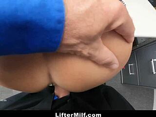 Blonde geile MILF Brittany Andrews beim Klauen im Einkaufszentrum erwischt!