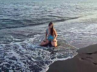 La cachonda de anaduro12 en la playa shows teen pussy.