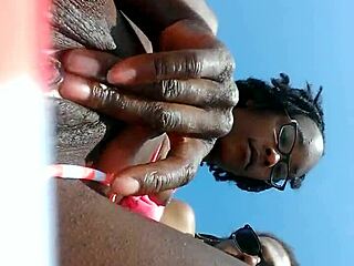 Jari Memek di Pantai