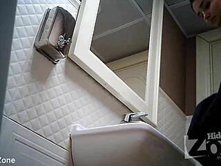 Skrita kamera ujame akcijo na stranišču v baru