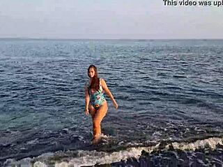 La cachonda de anaduro12 en la playa shows teen pussy.