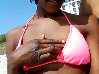 Jari Memek di Pantai