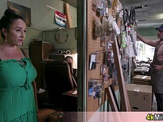 Tak sabar, hubby, nak quickie di kedai awak sekarang!