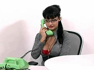 Segretaria d'ufficio prende un anal duro con creampie profonda