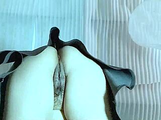 هل تقدر تتلصص تحت تنورة ميلف ساخنة وهي ترقص؟