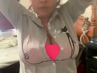 抠大奶骚逼特写激烈高潮快感