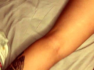 派对后，我继妹睡着了偷偷玩