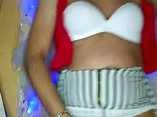 ¿Esta travesti guapa maquillada lista para follar? ¡Se ve sexy en su vestido!