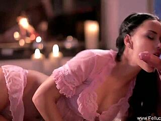 Krásná brunetka dává orál u krbu s nepořádným výstřikem na závěr