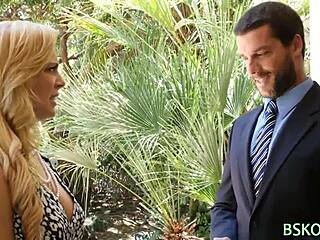 熟女Cherie DeVille自摸后穿内衣骑屌