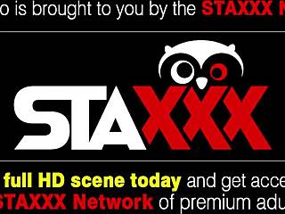 Dolgun esmer olgun, yatakta büyük siyah yarağı idare ediyor.