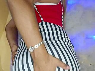 ¿Esta travesti guapa maquillada lista para follar? ¡Se ve sexy en su vestido!