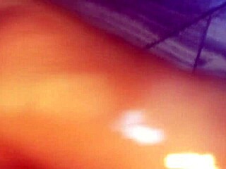 Wow, istri temenku ngemut sambil handjob! Sperma dimana-mana