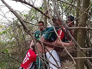 Veliki tiči se jebejo vroče v gejevskem seksu sredi gozda