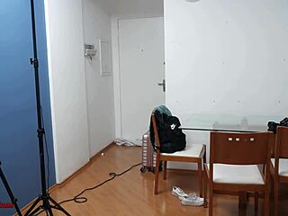 18-letna latinska amaterska punca cvili pod velikim kuro