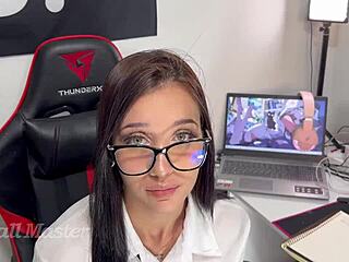 Rubia latina estudiante chupa al profesor por notas - ¿Cuál es su secreto?