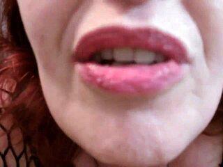 Rousse PAWG Dawnskye montre son gros cul en se masturbant