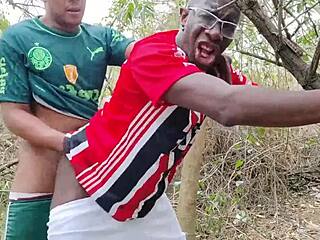 Veliki tiči se jebejo vroče v gejevskem seksu sredi gozda