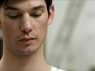 Kızıl saçlı öğrenci çalışma odasında sertçe beceriyor