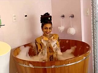 Fotoğraf çekiminde banyoda sergilenme sikişi