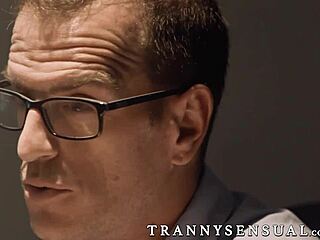 Bujna trans Aspen Brooks jebe detektiva tvrdo za vreme ispitivanja