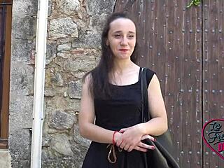 Amandine이 장난꾸러기 Marie를 따라 야외 섹스 모험으로 큰 가슴과 애널 재미