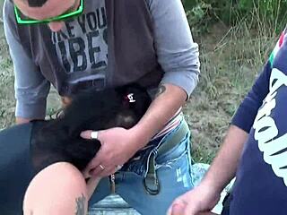 Две похотливые подруги кончают в публичном групповом сексе!