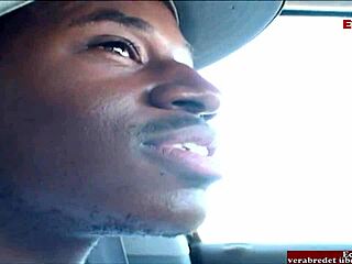 عاهرة بلوند شعرها كثيف تمسكها قضيب أسود كبير في متجر أحذية