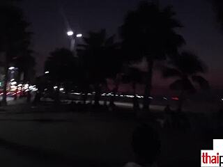 Jsem Cherry, thajská osmnáctka dává epickou ruční práci obrovskému ptáku