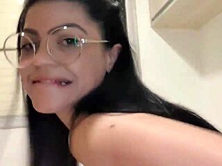 Câmera escondida flagra vizinha gostosa dançando e seduzindo com rabo gostoso