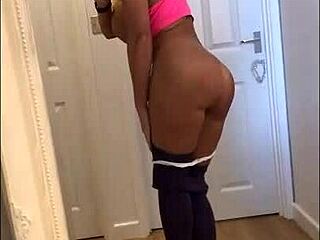 Sophie James milf provoca con cuerpo perfecto en medias