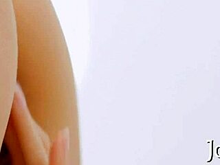 Hete tiener babe plaagt natte kut met solo speeltje