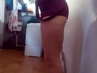 E aí, peguei minha empregada esticando roupa com cara de safada!