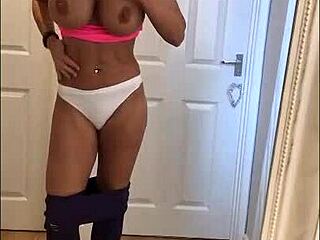 Sophie James milf provoca con cuerpo perfecto en medias