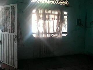 Kolombiyalı komşu, dışarıda vahşi bir tutkuyla am yalıyor