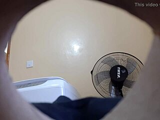 偷窥可爱印度继姐妹隐藏摄像头屁股！