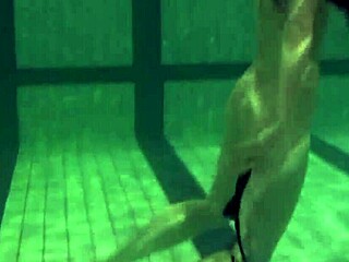 Брюнетка тинейджерка 18+ Кристина Андреева плавает голой в бассейне под водой