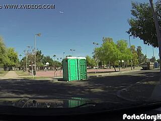 熟女在便携式gloryhole急切地在公共场合吸屌并吞精