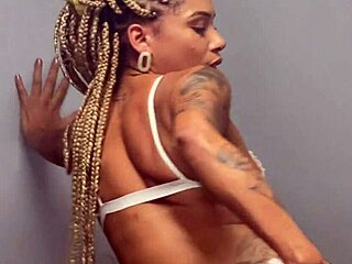 我看黑人女星乔瓦娜·邦邦在店里玩玩具自慰