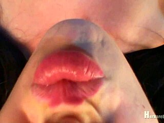 Luluflexychick shows flexible ass spreading in her videos