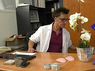 Wow! Doktor ginekologi manis aku periksa faraj aku pastikan semuanya baik!