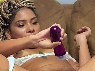 我看黑人女星乔瓦娜·邦邦在店里玩玩具自慰