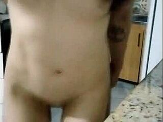 comendo a buceta da novinho enquanto enf0r ela e prendo os bra�os do jeito que uma putinha gosta