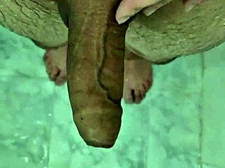 هو بيتبلل كله، بيستعرض في الدوش بأسلوب برازيلي