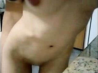 comendo a buceta da novinho enquanto enf0r ela e prendo os bra�os do jeito que uma putinha gosta