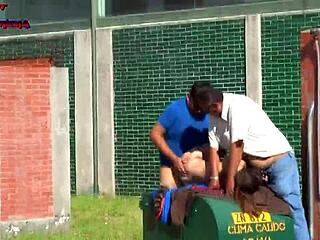 Danna Hot ruega a dos tíos por follada callejera brutal